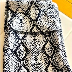 BECCA Leggings w/compression. Size Small